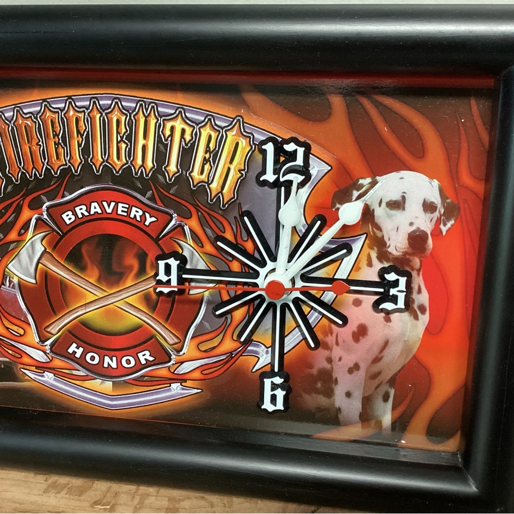 🔴 Firefighter Clock - Bravery - Honor - In Like New Condition - Brilliant Colors - Picture 4 of 9